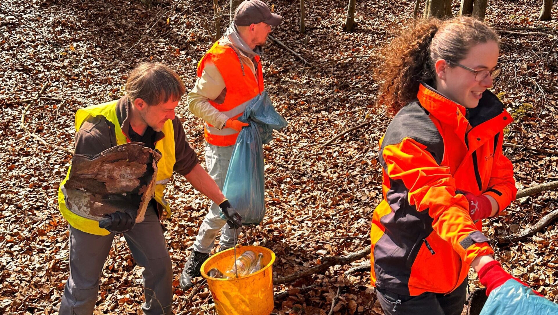 Waldputzaktion mit der 3. Klasse der Grundschule Spiegelberg
