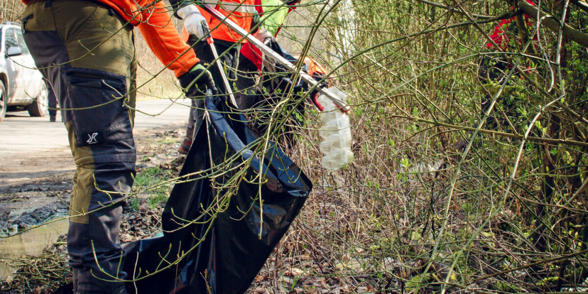 Waldputz mit Müllzange